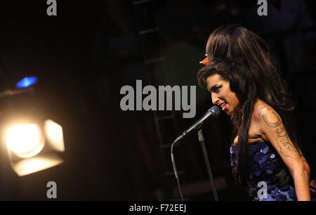 La chanteuse britannique Amy Winehouse effectue au Festival de musique de Glastonbury Banque D'Images