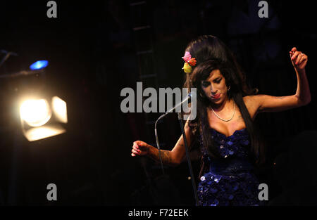 La chanteuse britannique Amy Winehouse effectue au Festival de musique de Glastonbury Banque D'Images