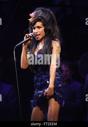 La chanteuse britannique Amy Winehouse effectue au Festival de musique de Glastonbury Banque D'Images