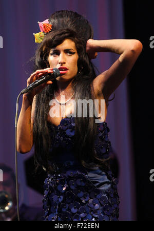 La chanteuse britannique Amy Winehouse effectue au Festival de musique de Glastonbury Banque D'Images