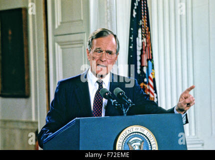 Le président des États-Unis George H. W. Bush tient une conférence de presse dans l'East Room de la Maison Blanche à Washington, DC, le 4 juin 1992. Au début de son intervention, le président a discuté le déficit budgétaire et a plaidé pour un budget équilibré d'amendement à la Constitution américaine. Credit : Ron Sachs/CNP - AUCUN FIL SERVICE - Banque D'Images