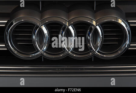 Le logo Audi de quatre anneaux entrelacés sur la grille d'une Audi S1, à l'Audi Forum l'aéroport de Munich, Munich, Allemagne, le 8 mars 2015. Photo : Felix/Hoerhager dpa - PAS DE FIL - SERVICE Banque D'Images