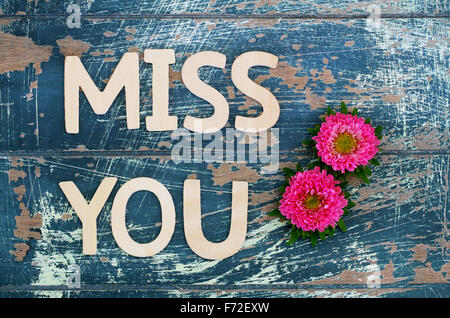 Mlle vous écrit avec des lettres en bois de rose et de surface rustique fleurs Daisy Banque D'Images