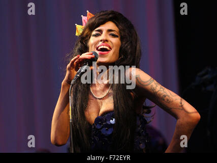 La chanteuse britannique Amy Winehouse effectue au Festival de musique de Glastonbury Banque D'Images