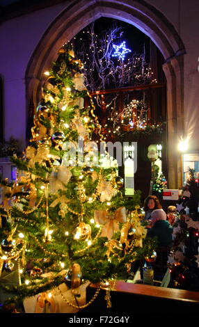 Un festival de Noël tres à l'intérieur de l'église St Edmund's dans le centre de Castleton, un village du Derbyshire Peak District, l'Angleterre Banque D'Images