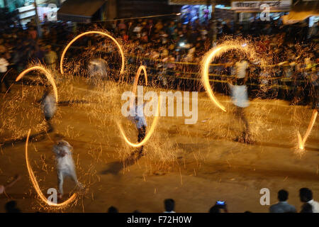 Les garçons, spectacle de feu festival dassera, Jodhpur, Rajasthan, Inde, Asie Banque D'Images