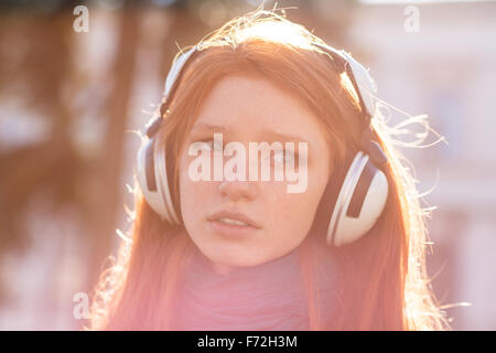 Libre d'une jolie jeune femme aux cheveux longs dans les écouteurs Banque D'Images