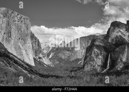 La vue typique de la vallée de Yosemite à partir de l'entrée du tunnel de la vallée. Yosemite National Park, Californie Banque D'Images