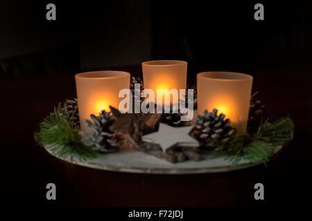 Nouvelle année (Noël) décoration avec trois bougies allumées, les étoiles, les glands, Banque D'Images