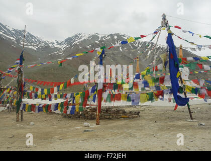 Stupas parsemé de drapeaux de prière qui flotte autour de Kunzum Mata Temple - Kunzum La, ou Kunzum Pass, l'Himachal Pradesh Banque D'Images