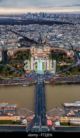 Soirée d'hiver au Trocadéro avec le Palais de Chaillot vu de la Tour Eiffel à Paris, France. La distance s'affiche dans la Banque D'Images