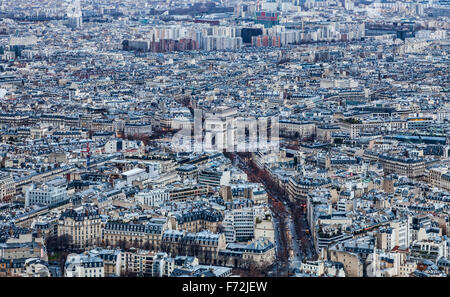 Vue aérienne de l'arc triomphal dans Parins dans une soirée d'hiver. Banque D'Images