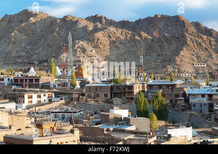 Vue de la ville de Leh, la ville est située dans l'Himalaya indien, à une altitude de 3500 mètres, au nord de l'Inde Banque D'Images