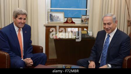 Jérusalem. 24 Nov, 2015. Le Premier ministre israélien Benjamin Netanyahu (R) se réunit avec les visites du secrétaire d'État américain John Kerry à Jérusalem, le 24 novembre, 2015. Kerry est arrivé mardi matin à payer une visite en Israël et la Cisjordanie dans l'espoir de réduire de deux mois la vague de violence. Credit : GPO/Amos Ben Gershom/Xinhua/Alamy Live News Banque D'Images