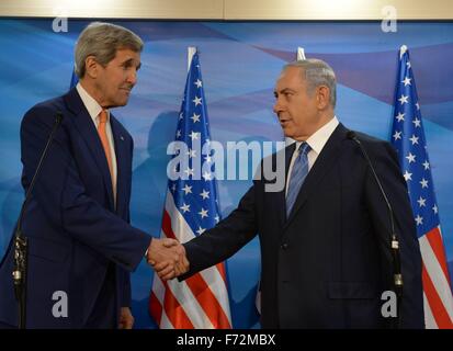 Jérusalem. 24 Nov, 2015. Le Premier ministre israélien Benjamin Netanyahu (R), serre la main avec les visites du secrétaire d'État américain John Kerry à Jérusalem, le 24 novembre, 2015. Kerry est arrivé mardi matin à payer une visite en Israël et la Cisjordanie dans l'espoir de réduire de deux mois la vague de violence. Credit : GPO/Amos Ben Gershom/Xinhua/Alamy Live News Banque D'Images