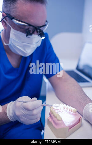 Dentiste à la bouche d'hommes au modèle Banque D'Images