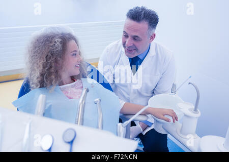 Dentiste pédiatrique à son patient smiling Banque D'Images