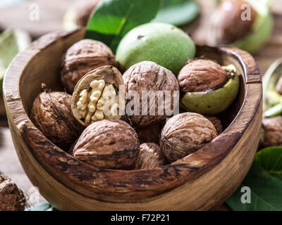 Les noix dans le bol en bois sur la table. Banque D'Images