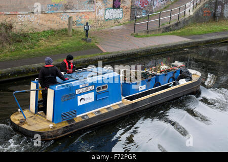 Canal and River Trust ordures bateau, Birmingham, UK Banque D'Images