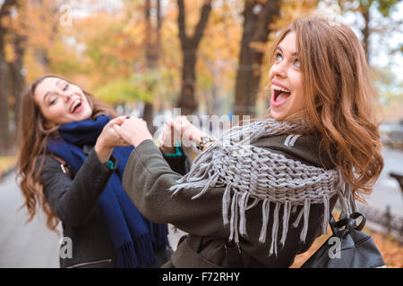 Portrait de deux amies gaies ayant in autumn park Banque D'Images