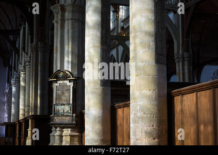 Piliers de l'ancienne église médiévale/Oude Kerk à Amsterdam, aux Pays-Bas. Banque D'Images