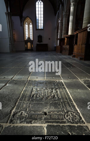 Pierre tombale de-chaussée de l'ancienne église médiévale/Oude Kerk à Amsterdam, aux Pays-Bas. Banque D'Images