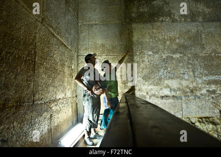 Visiteurs à la Chambre de la Pyramide Rouge ou à la Pyramide Nord. La plus grande des trois grandes pyramides situées à la nécropole de Dahshur, en Égypte Banque D'Images