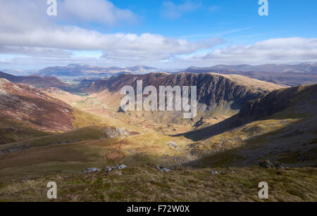 Vers le bas à la tête de Dale Beck Newlands haute avec Spy et Maiden Moor sur la droite, Lake District, UK. Banque D'Images