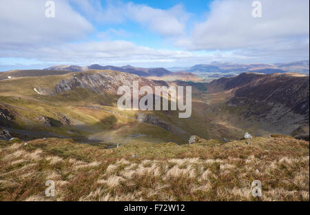 Vers le bas à la tête de Dale Beck Newlands haute avec Spy et Maiden Moor sur la droite, Lake District, UK. Banque D'Images