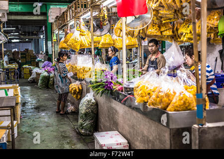 BANGKOK, THAÏLANDE - 07 NOVEMBRE 2015 : femme locale vend Thai style garland (Phuang Malai) à un marché près de Silom Road, Bangkok, Banque D'Images