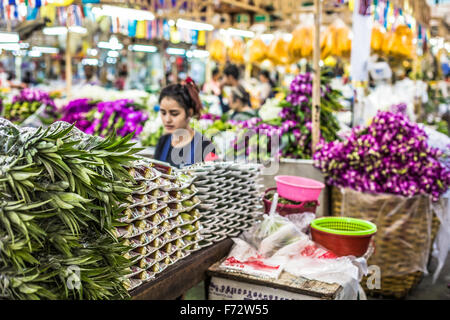 BANGKOK, THAÏLANDE - 07 NOVEMBRE 2015 : femme locale vend Thai style garland (Phuang Malai) à un marché près de Silom Road, Bangkok, Banque D'Images