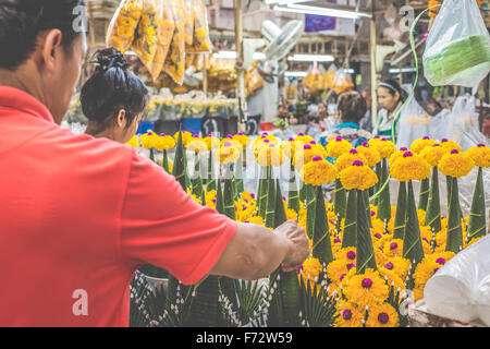 BANGKOK, THAÏLANDE - 07 NOVEMBRE 2015 : femme locale vend Thai style garland (Phuang Malai) à un marché près de Silom Road, Bangkok, Banque D'Images