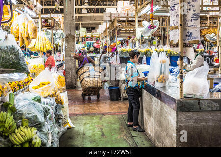 BANGKOK, THAÏLANDE - 07 NOVEMBRE 2015 : femme locale vend Thai style garland (Phuang Malai) à un marché près de Silom Road, Bangkok, Banque D'Images