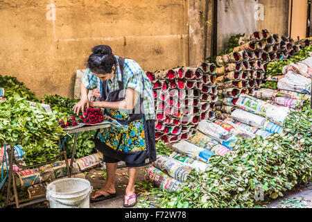 BANGKOK, THAÏLANDE - 07 NOVEMBRE 2015 : femme locale vend Thai style garland (Phuang Malai) à un marché près de Silom Road, Bangkok, Banque D'Images