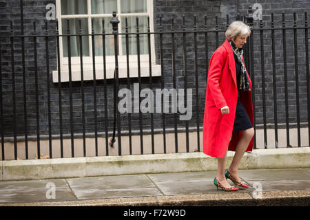 Londres, Royaume-Uni. 24 Nov, 2015. Ministre de l'intérieur Theresa peut laisse 10 Downing Street après une réunion du Cabinet. Credit : Mark Kerrison/Alamy Live News Banque D'Images