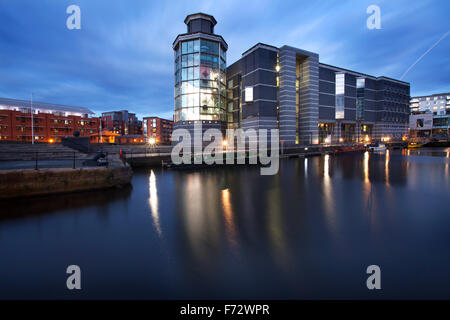 Royal Armouries Museum et Clarence Dock à la tombée de la Leeds West Yorkshire Angleterre Banque D'Images