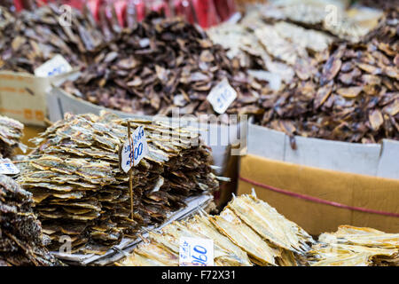 Fruits de mer séchés en vente dans un marché de rue thaïlandais à Bangkok, Thaïlande Banque D'Images