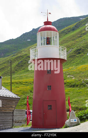 Phare dans la montagne, Alpes Suisses ; le phare sur le col de l'Oberalp, Suisse Banque D'Images