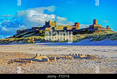 Châteaux de sable sur la plage, à côté du château de Bamburgh. Un reste de plaisir de vacances Banque D'Images