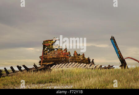 Jagged coque de l'épave d'un bateau sur la rivière Wyre Banque D'Images