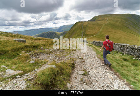 Un randonneur marchant vers le bas de la Knott et sur vers le sommet de High Street, dans le Lake District, UK. Banque D'Images