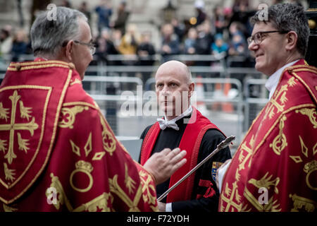 Londres, Royaume-Uni. 24 novembre, 2015. Attendre des responsables de l'église pour la Reine et le duc d'Édimbourg à arriver pour la dixième synode général à l'abbaye de Westminster Crédit : Guy Josse/Alamy Live News Banque D'Images