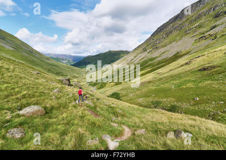 Un female hiker à marcher vers Hartsop et Brock Crags dans le Lake District, UK. Banque D'Images