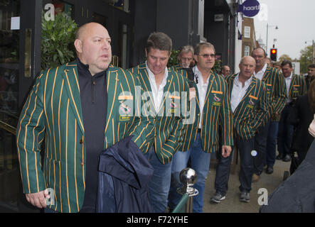 L'équipe de rugby sud-africain, qui a remporté la Coupe du Monde en 1995, arrivent à Chicago Rib Shack à Londres pour traiter les fans avant leur demi-finale de la Coupe du monde match contre la Nouvelle-Zélande, samedi à Twickenham (24OCT15). En vedette : Balie Swart Où : London, United Banque D'Images