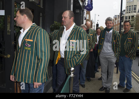 L'équipe de rugby sud-africain, qui a remporté la Coupe du Monde en 1995, arrivent à Chicago Rib Shack à Londres pour traiter les fans avant leur demi-finale de la Coupe du monde match contre la Nouvelle-Zélande, samedi à Twickenham (24OCT15). Doté d''Afrique du Sud : springbok 1995 Winn Banque D'Images