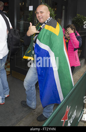 L'équipe de rugby sud-africain, qui a remporté la Coupe du Monde en 1995, arrivent à Chicago Rib Shack à Londres pour traiter les fans avant leur demi-finale de la Coupe du monde match contre la Nouvelle-Zélande, samedi à Twickenham (24OCT15). Avec : Guest Où : London, United Kingd Banque D'Images