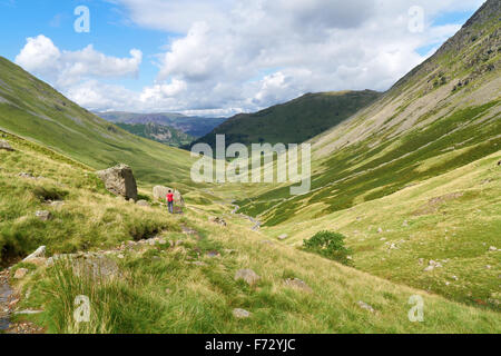 Un female hiker à marcher vers Hartsop et Brock Crags dans le Lake District, UK. Banque D'Images