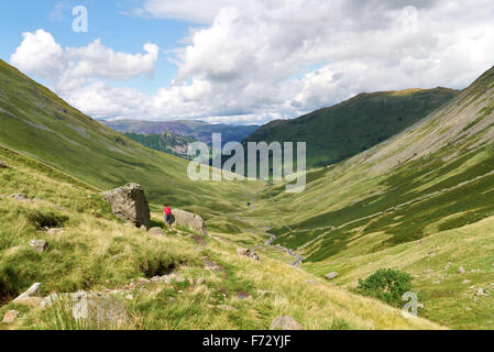 Un female hiker à marcher vers Hartsop et Brock Crags dans le Lake District, UK. Banque D'Images