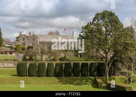 La grande salle, dans les jardins de Totnes Dartington hall South Devon England UK Banque D'Images