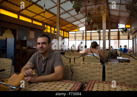 Célèbre pain marocain traditionnel servi sur une terrasse à côté de la place Jemaa El Fna à Marrakech Banque D'Images